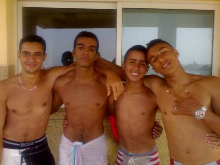 de gauche a droit (zouhair,simo,moi,mehdi mon cosin)